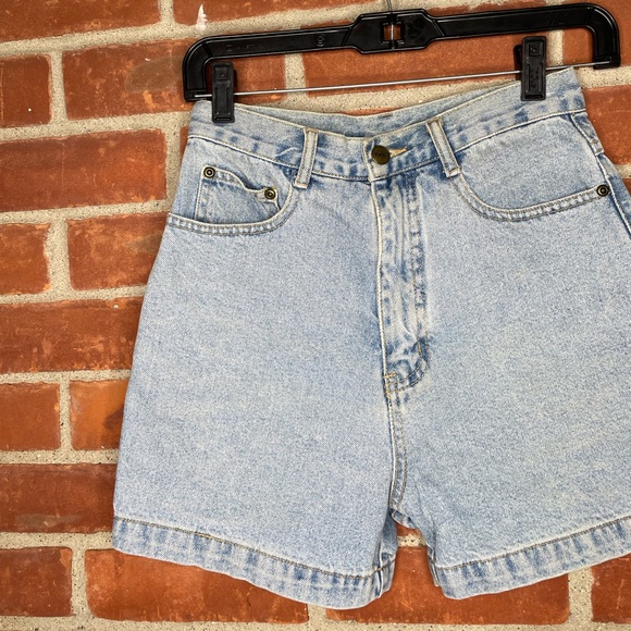 Vintage 90’s Rover light wash high waisted denim shorts - Picture 3 of 6